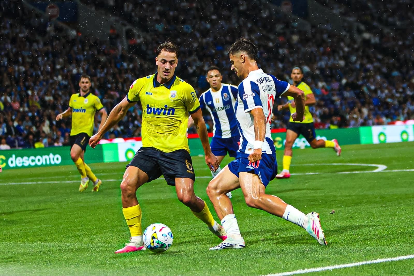 FC Porto vence Arouca e mantém liderança da Primeira Liga