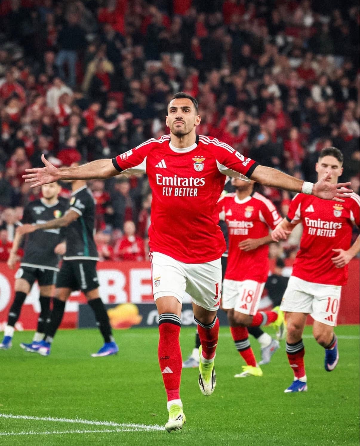 Bis de Pavlidis na vitória do Benfica