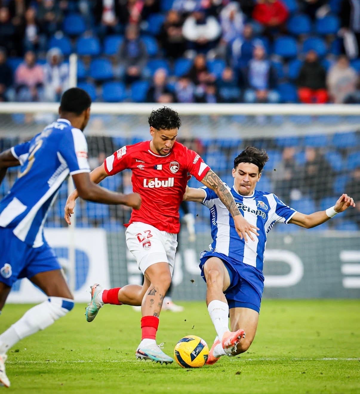 Porto vence nos Açores e reforça liderança da Liga