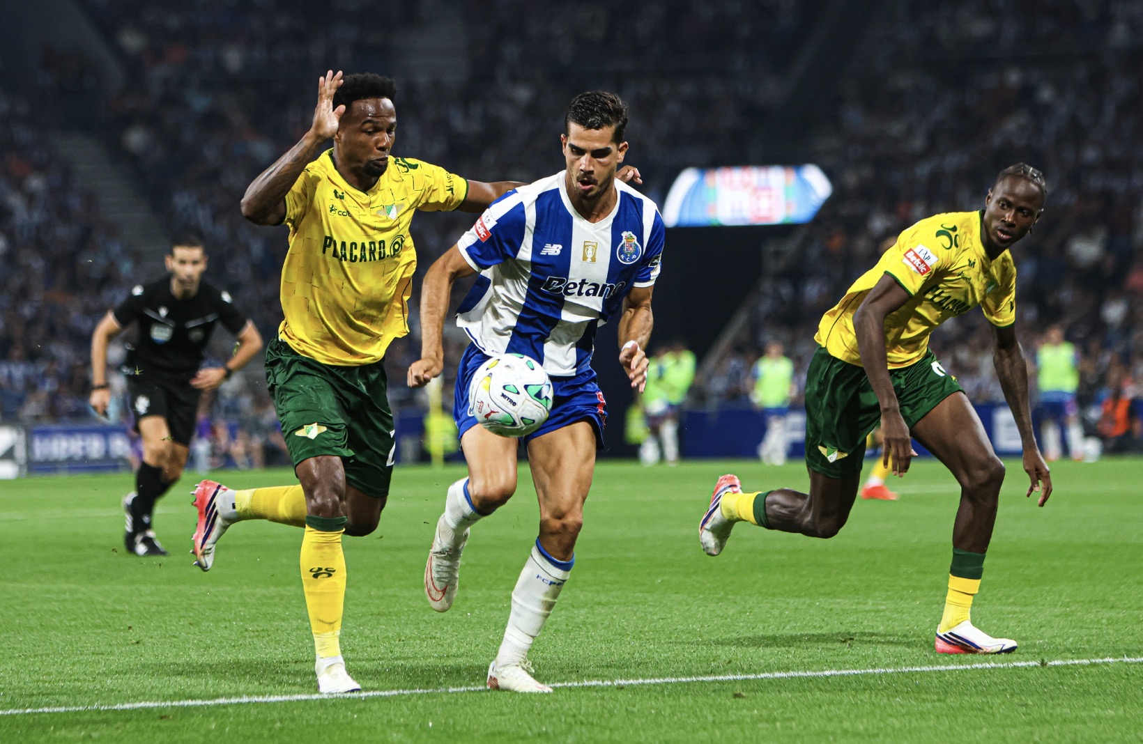FC Porto dá a volta ao Moreirense e mantém liderança isolada