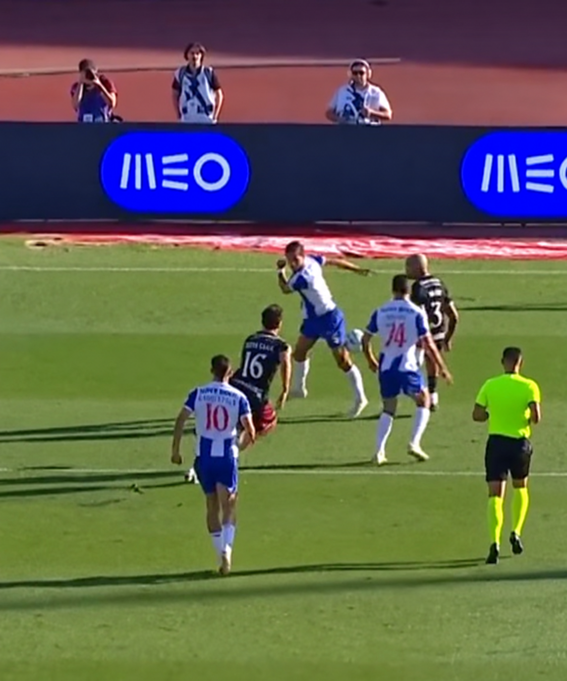 FC Porto vira o jogo e mantém caminhada perfeita no campeonato