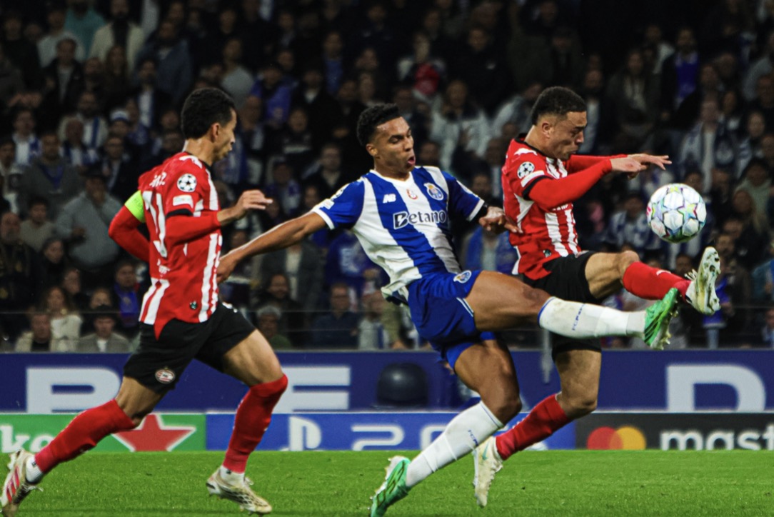 FC Porto volta a tropeçar na Champions: PSV vence no Dragão e agrava crise europeia