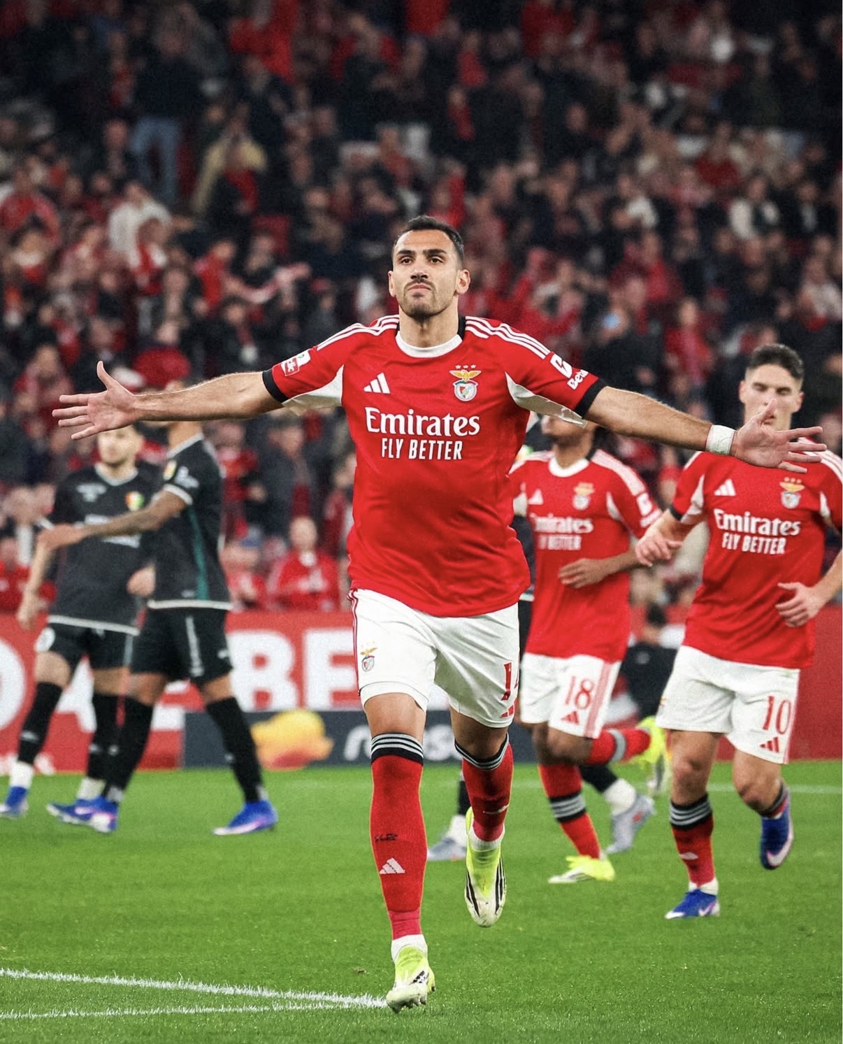 Bis de Pavlidis na vitória do Benfica
