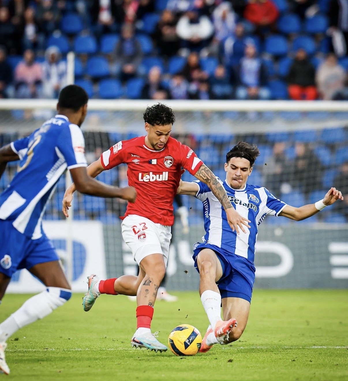 Porto vence nos Açores e reforça liderança da Liga